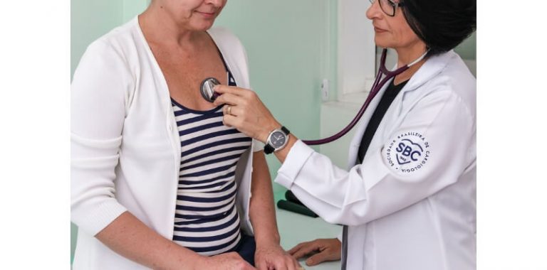 Dra. Cláudia em atendimento no consultório